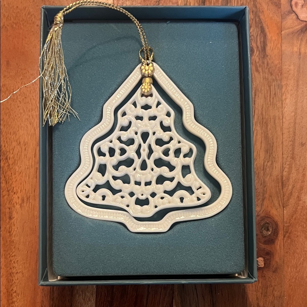 Lenox winter wonders 3F White Christmas Tree Ornament